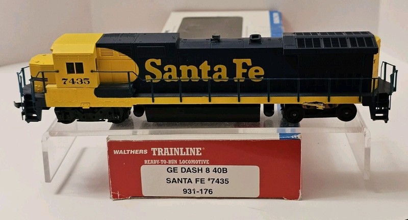 Walthers Trainline 931-176 HO GE Dash 8 40B Santa Fe #7435 - DC Power, Tested