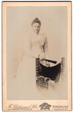 Fotografie Th. Schuhmann & Sohn, Karlsruhe, Amalienstr. 57, Junge Frau mit Fäch 