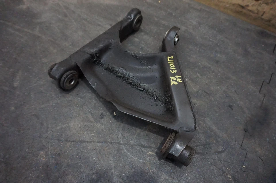 Brazo de palanca de control de suspensión superior lateral izquierdo trasero 104422 Ferrari 308 GTSi 1980 Foto 3 de 4