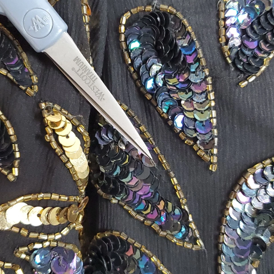 Blusa vintage de seda con cuentas florales de los 80 PM MP dorados dobladillos festoneados negros Foto 3 de 4