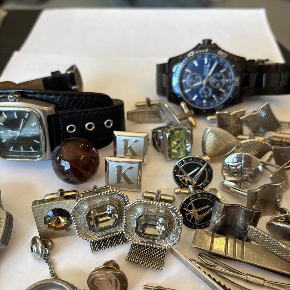 ¡Bonito lote de cajones de chatarra para hombre! Relojes, anillos de boda de tungsteno, gemelos, etc. Foto 4 de 4