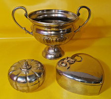 3 tlg.Haushaltsaufl&ouml;sungs-Fund Pokal-Metalldose-Schmuck-Herzdose mit Schleife