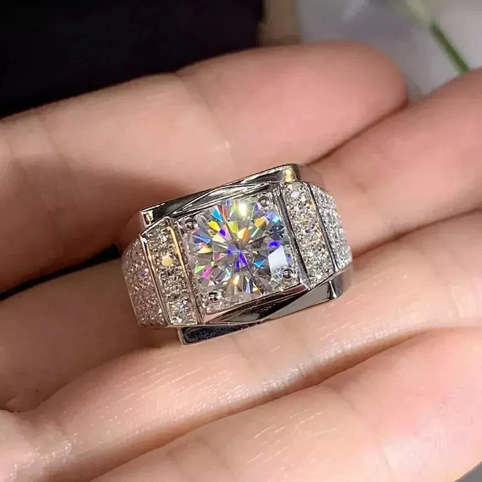 Anillo de compromiso de oro blanco de 14 K con acabado de diamantes creados en laboratorio de corte redondo de 3,00 quilates para hombre Foto 3 de 4