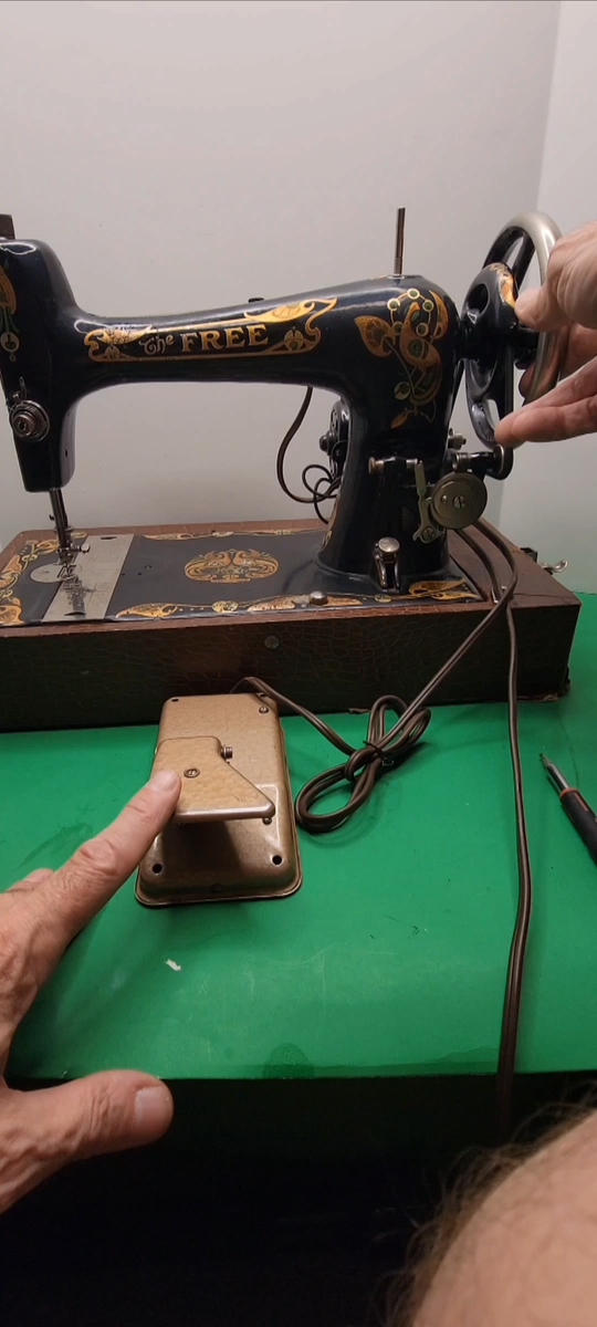 1913 Portable Free Sewing Machine - Free Sewing Machine Co