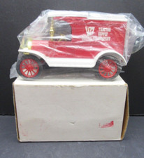 Ertl Tractor Supply TSC Bank Ford 1913 Model T Van Red and White
