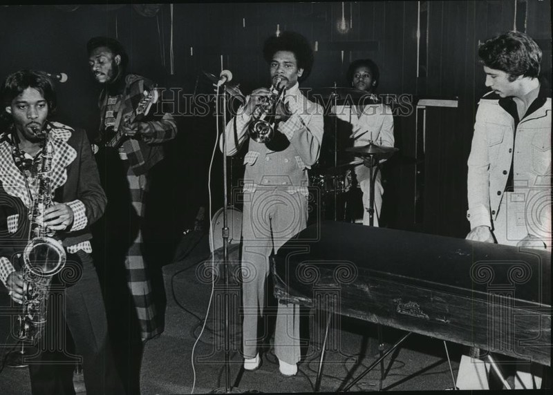 1976 Press Photo Seven Sounds rehearsing in an Inner City nightclub, Wisconsin
