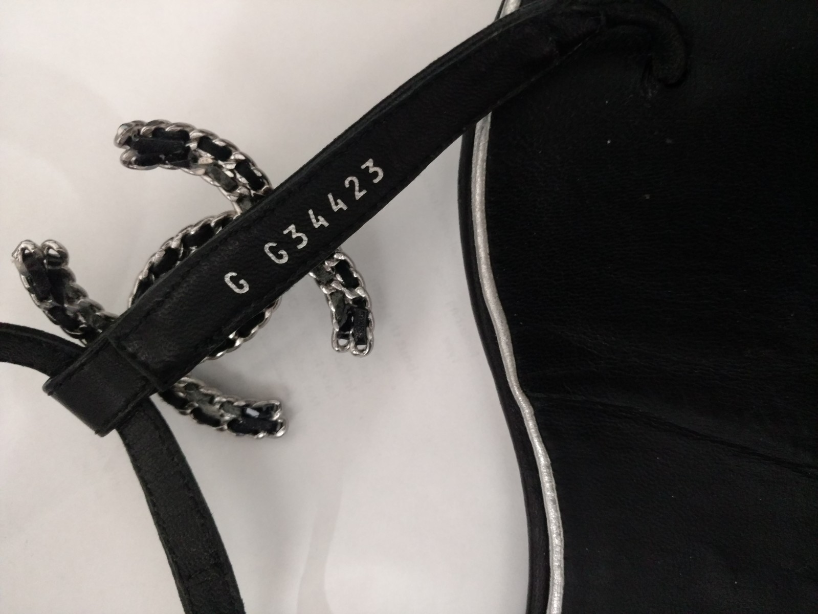 Chanel Black EU 39 Flat Leather Thong Sandals Logo Chain RARE thumbnail 7