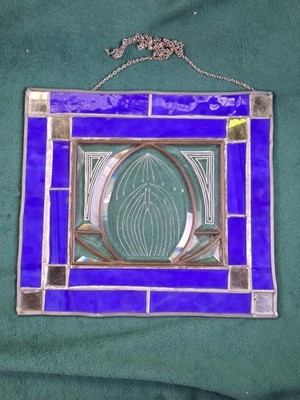 Das Glasbild wurde in Buntglastechnik gefertigt und hat die Maße 32x29 cm.