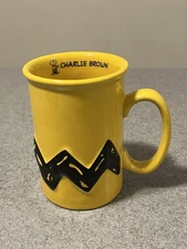 Rare CHARLIE BROWN 2010 Peanuts Worldwide YELLOW 3D Shirt STRIPE 16oz MUG