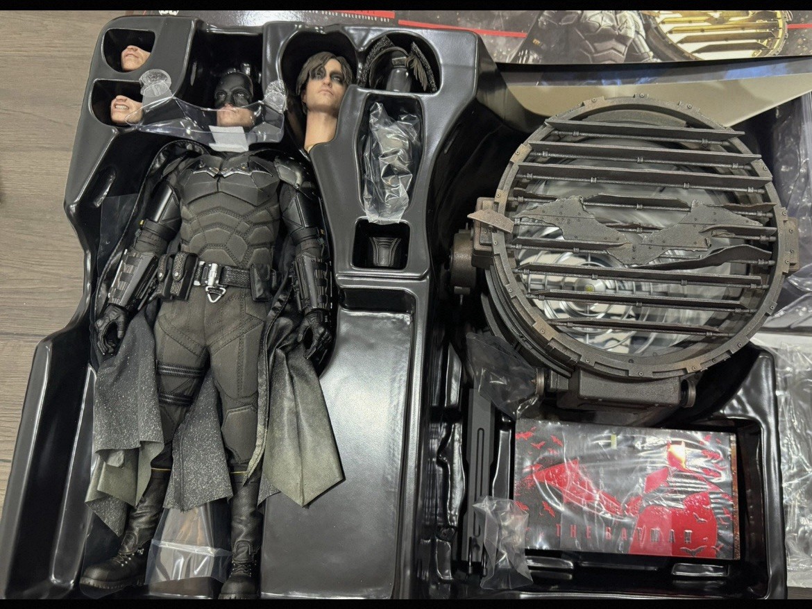 Hot Toys THE BATMAN MOVIE MASTERPIECE 1/6 DELUXE VERSION & BAT SIGNAL SET