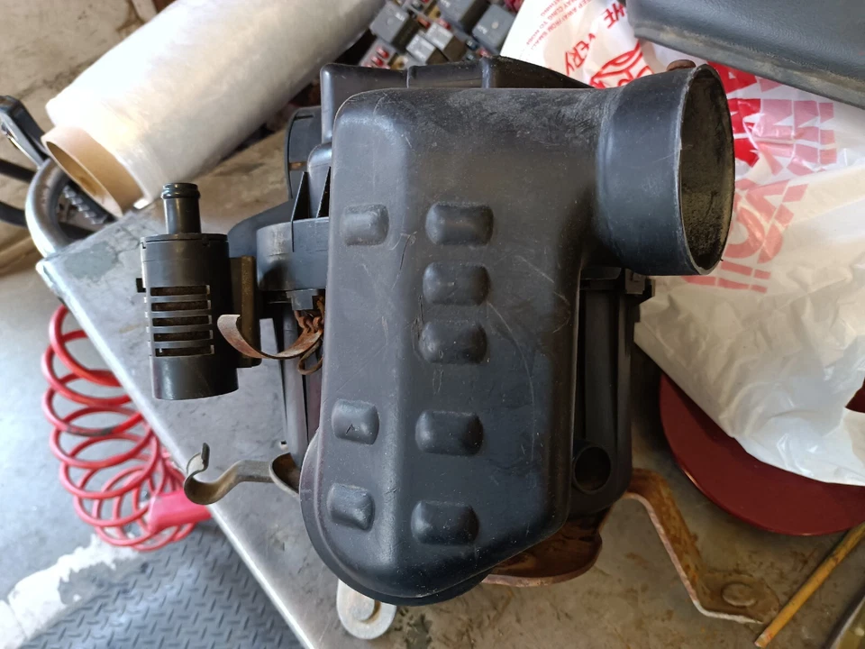 1989 ISUZU TROOPER 2.6 AIR CLEANER UPPER AND LOWER USED NOT NEW - Image 2 of 4