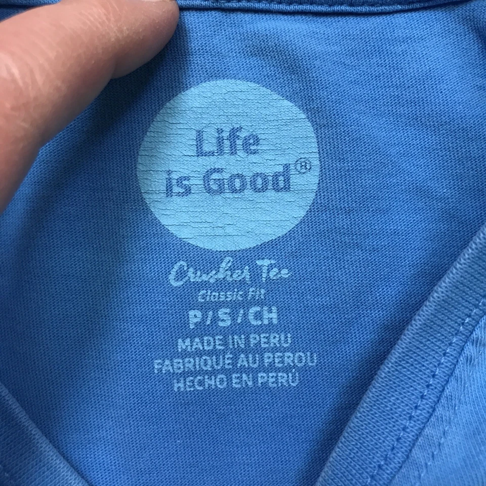 Camiseta Life Is Good para mujer pequeña azul gráfica sillas de playa escena trituradora de limón Foto 3 de 4