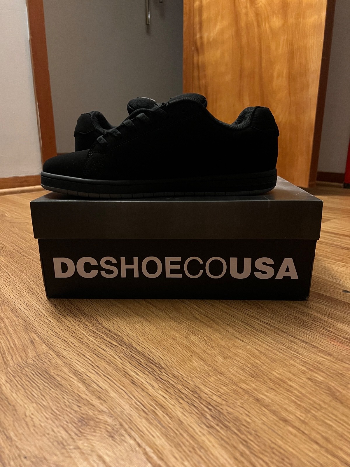 dc shoes mens 11.5 gavaler skulls, only worn like 5 times no damage 