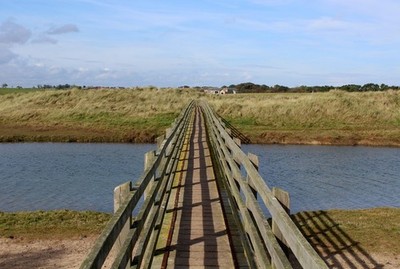 Foto A3 Fußgängerbrücke über Brunton Burn Tughall diese bedeutende Fußgängerbrücke c2014