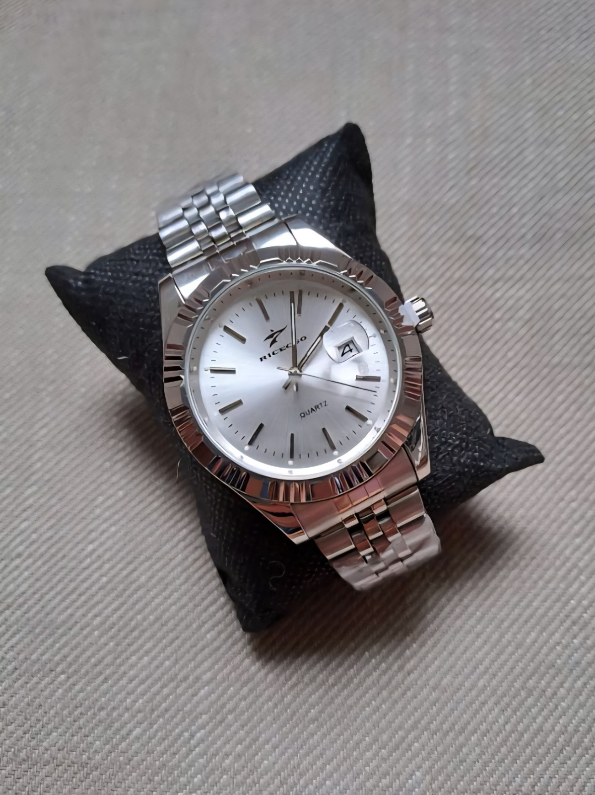 Montre quartz neuve cadran blanc emballage soigné à offrir pour un anniversaire