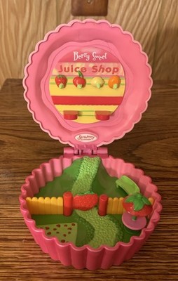 Strawberry Shortcake Berry & Bead Juice Shop W/ Table  2006 Playmates