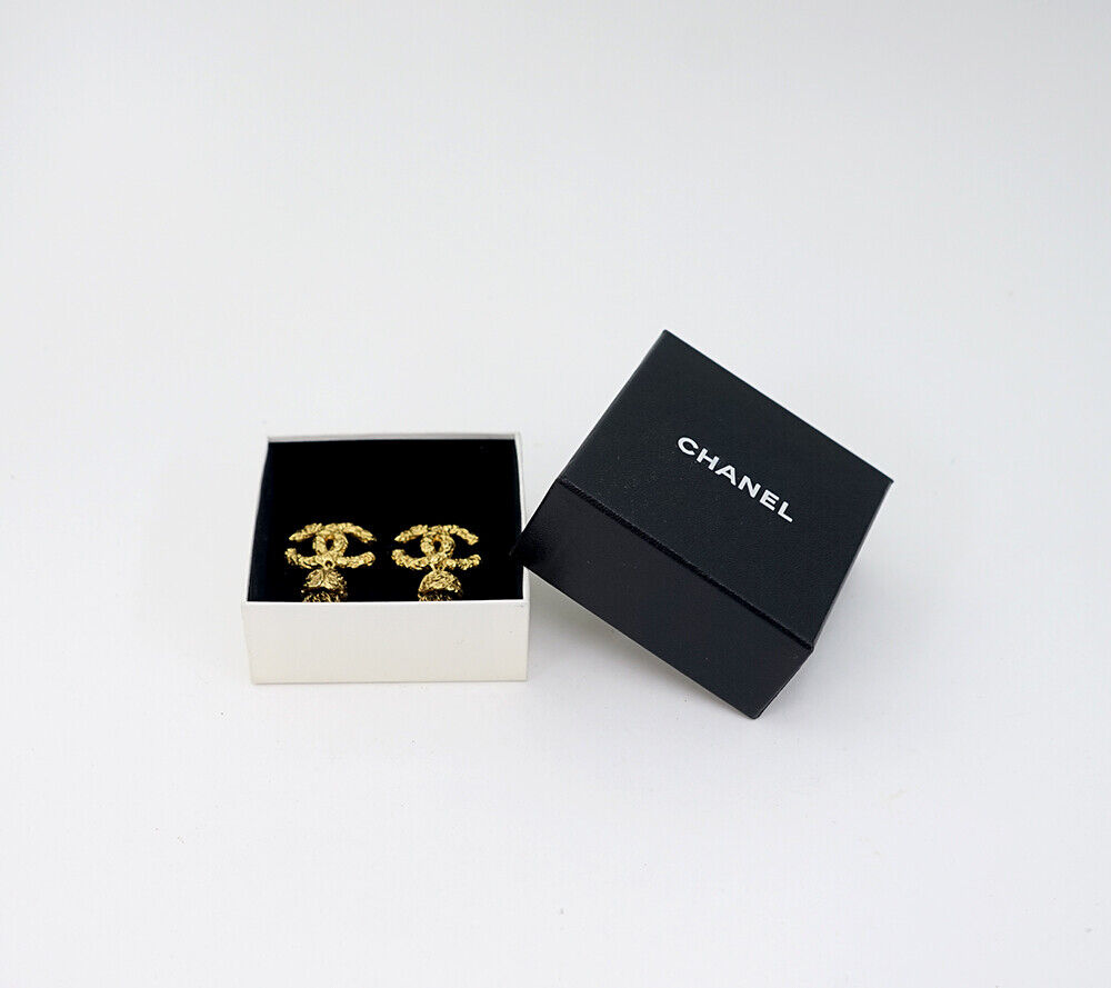 【手元華やかに☆】CHANEL CCロゴ カフ CHANEL CC Logos Tassel Fringe Dangle Clip-On Earrings Gold
