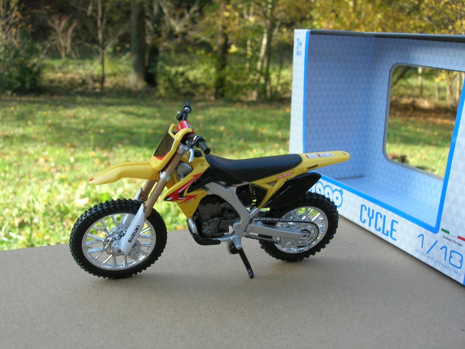 BURAGO 1/18 MOTO SUZUKI RM-Z-450 JAUNE - Photo 1/1