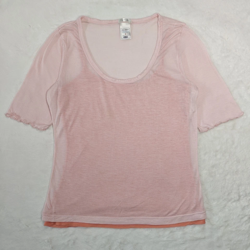 Camiseta sin mangas apilada en capas medianas azul marino calce perfecto dobladillo de lechuga rosa salmón Foto 2 de 4