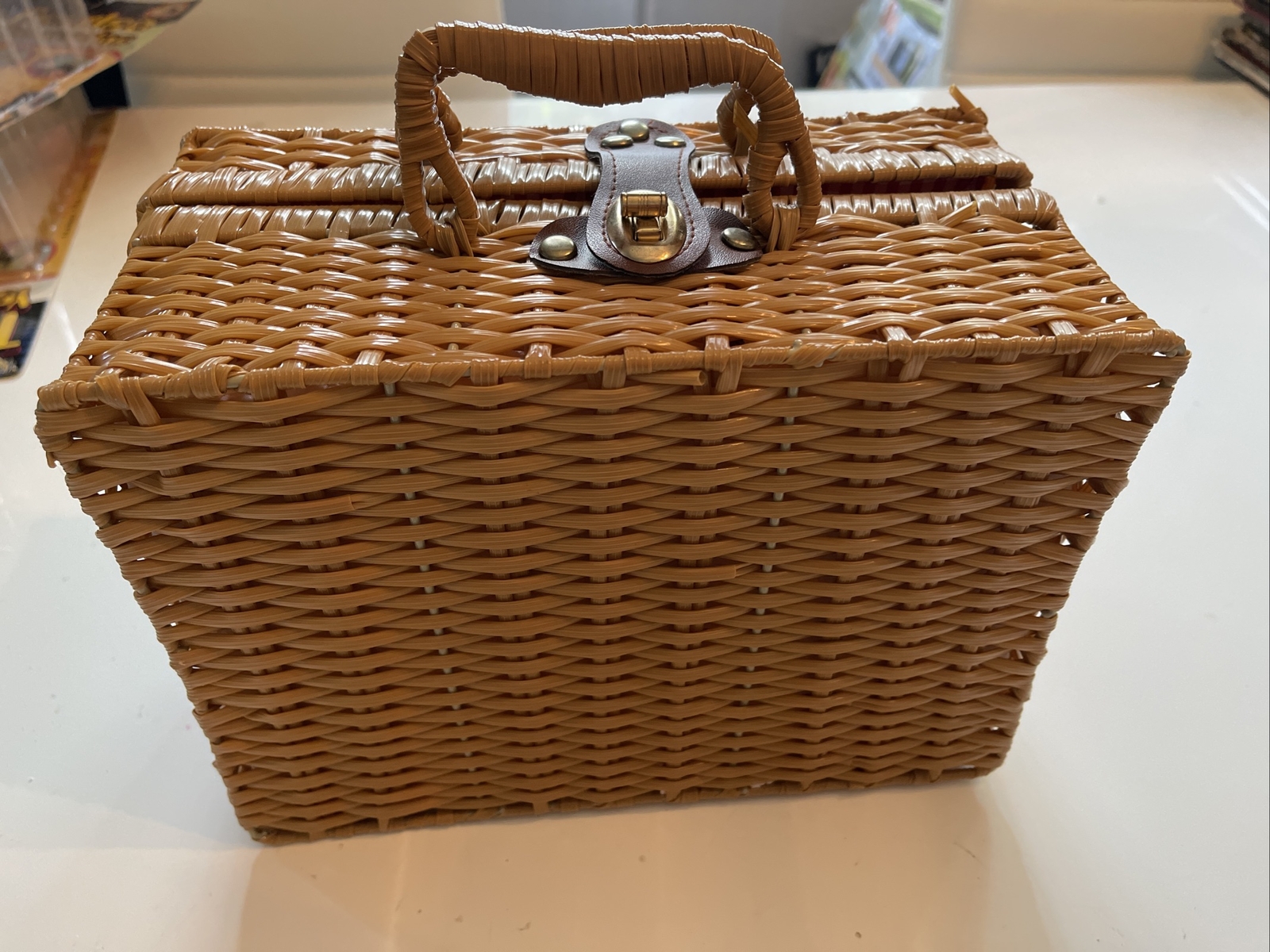 VTG DELTON PORCELAIN CHILDRENS WICKER PICNIC BASKET TEA PARTY SET FOR 2