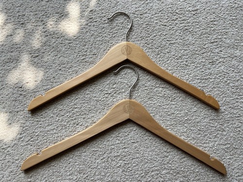 LULULEMON 2 Einzelhandelsgeschäft Holz Kleider Hemd Kleiderbügel mit Griffen Rillen Logo Holz