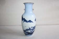Vase en porcelaine blanc bleu, chinois, signé, décor montagnes, hauteur 20.3 cm