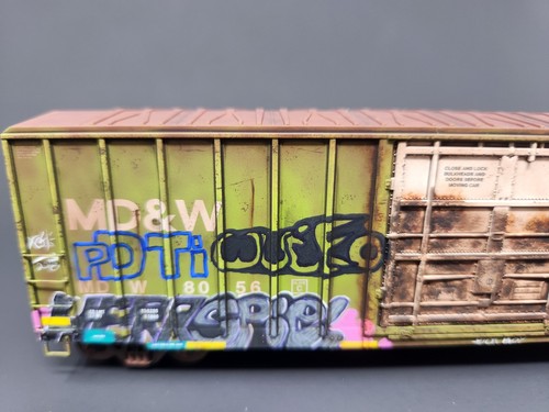 Weathered Athearn HO FMC 50' Plug Door Box Car MD&W W/ Graffiti Tags - Picture 9 of 12