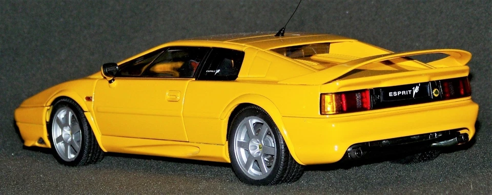 Lotus Esprit Turbo V8 1996 escala 1/18 en amarillo AutoArt - Usado - Como nuevo Foto 2 de 4