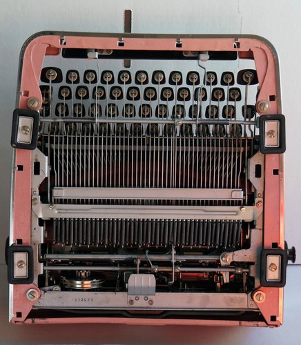 1964 PINK Olympia SM2 Manual Typewriter #1232629 Germany W/Metal Case - Picture 13 of 21