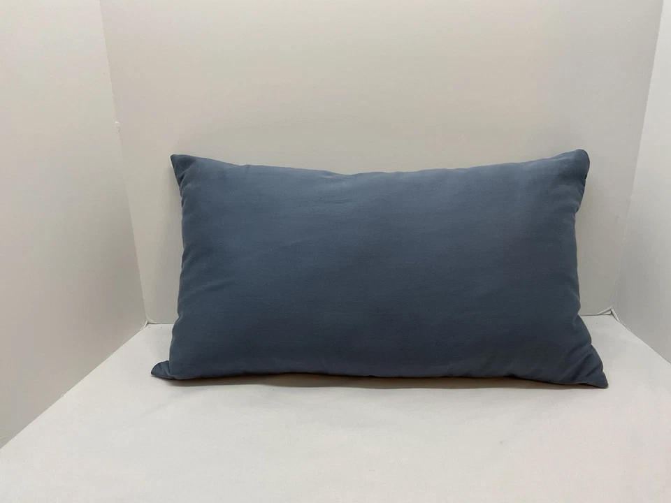 Funda de almohada azul 10x18 con una banda de geométrica moderna, patrón tejido de canasta. Foto 4 de 4