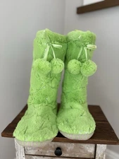 NWOT SO Sz: W 9/10 Fuzzy Faux Fur Bright Grinch Green Sequin Star Slipper Boots