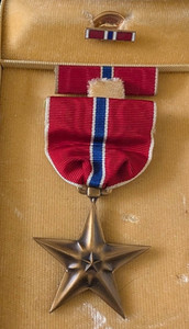 WW2 U.S. BRONZE STAR MEDAL RIBBON IN ORG PRESENTATION CASE