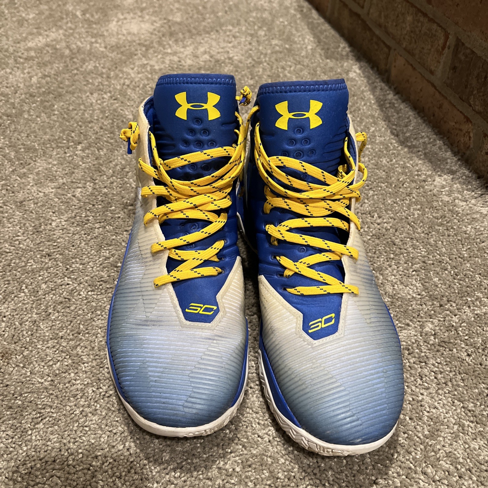 SAOLA Scarpe uomo Under Armore taglia 11 5 usate lacci blu giallo senza scatola