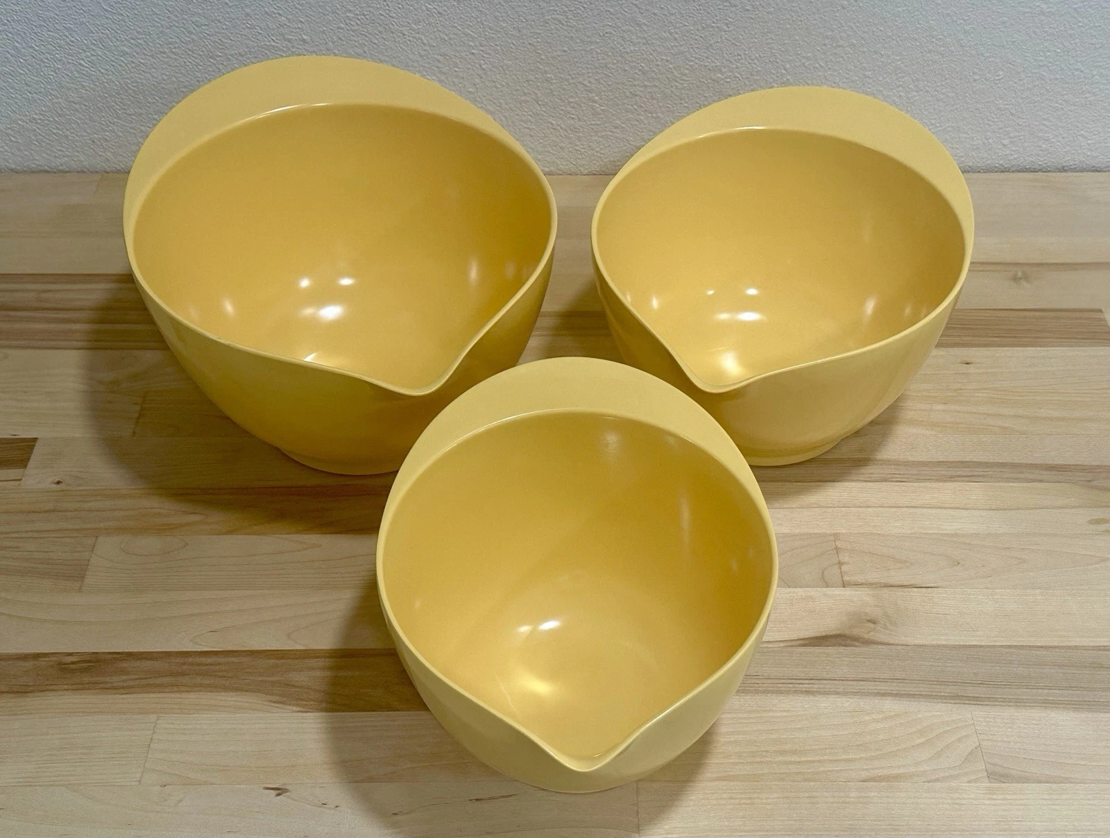 Set Of 3 Williams Sonoma Yellow Melamine Nesting Mixing Bowls 2Qt, 3Qt and 4Qt