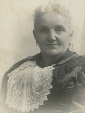 WOMAN WITH GRAND LACE OVER AMPLE CHEST. CABINET CARD. 