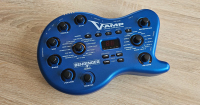 Behringer V-AMP Gitarren Amp Modeler Virtual Amplification + Tasche Netzteil Fuß