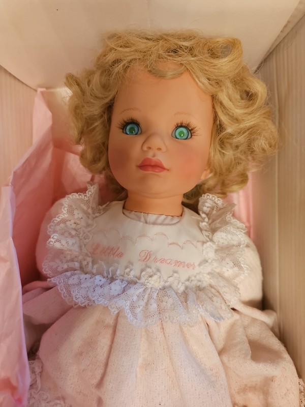 Susan Wakeen Baby Doll Blonde Hair Blue Green Eyes 22in