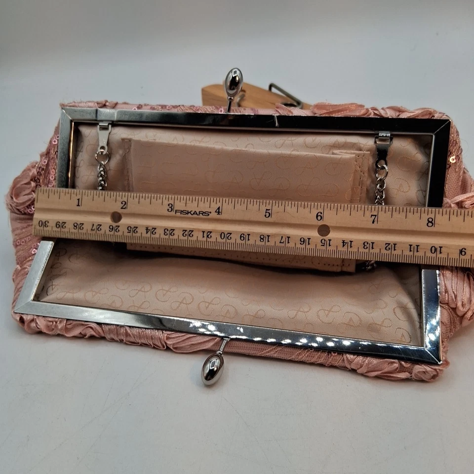 Bolso sin asas Adrianna Papell Sia rosa bordado lentejuelas cadena plateada bolso de hombro a presión Foto 4 de 4
