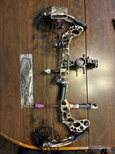 Mathews Triax RH 60lb 29in Camo Compound Bow w/ many accessories, Ready to Hunt