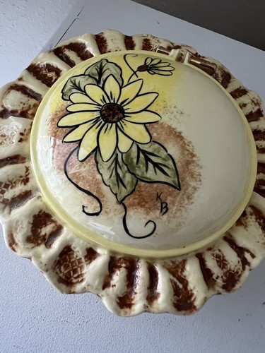 Vintage Hand Painted Ceramic Trinket Box | Daisies | Signed KB | Ruffled Trim - Picture 2 of 7
