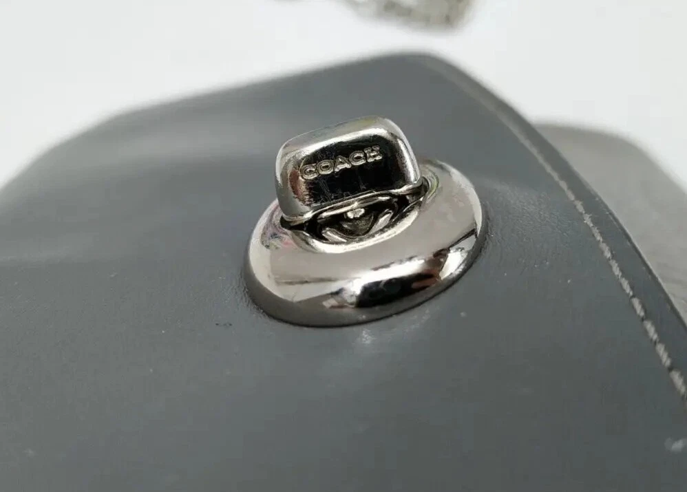 Borsa a tracolla Coach grigia in pelle con chiusura a patta chiusura a catena per carte di credito