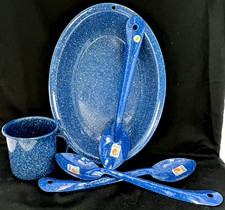 Plato ovalado de granito esmaltado azul Cinsa de colección, cuchara para servir y taza