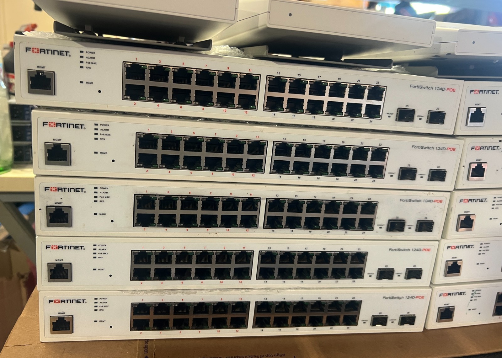 как выглядит Fortinet FortiSwitch FS-124D-POE 24 Port Gigabit Ethernet Switch UNREGISTERED фото