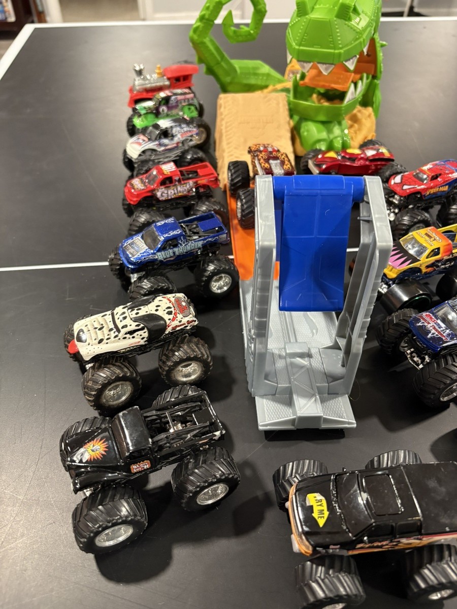 モンスタージャム ミニカー セット 12パック Hot Wheels Monster Jam Trucks Play Set 12 Trucks Track Accessories