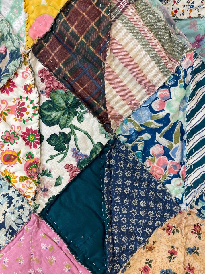 "Colcha manta chatarra multitemática hecha a mano de retazos 60""x68""" Foto 3 de 4