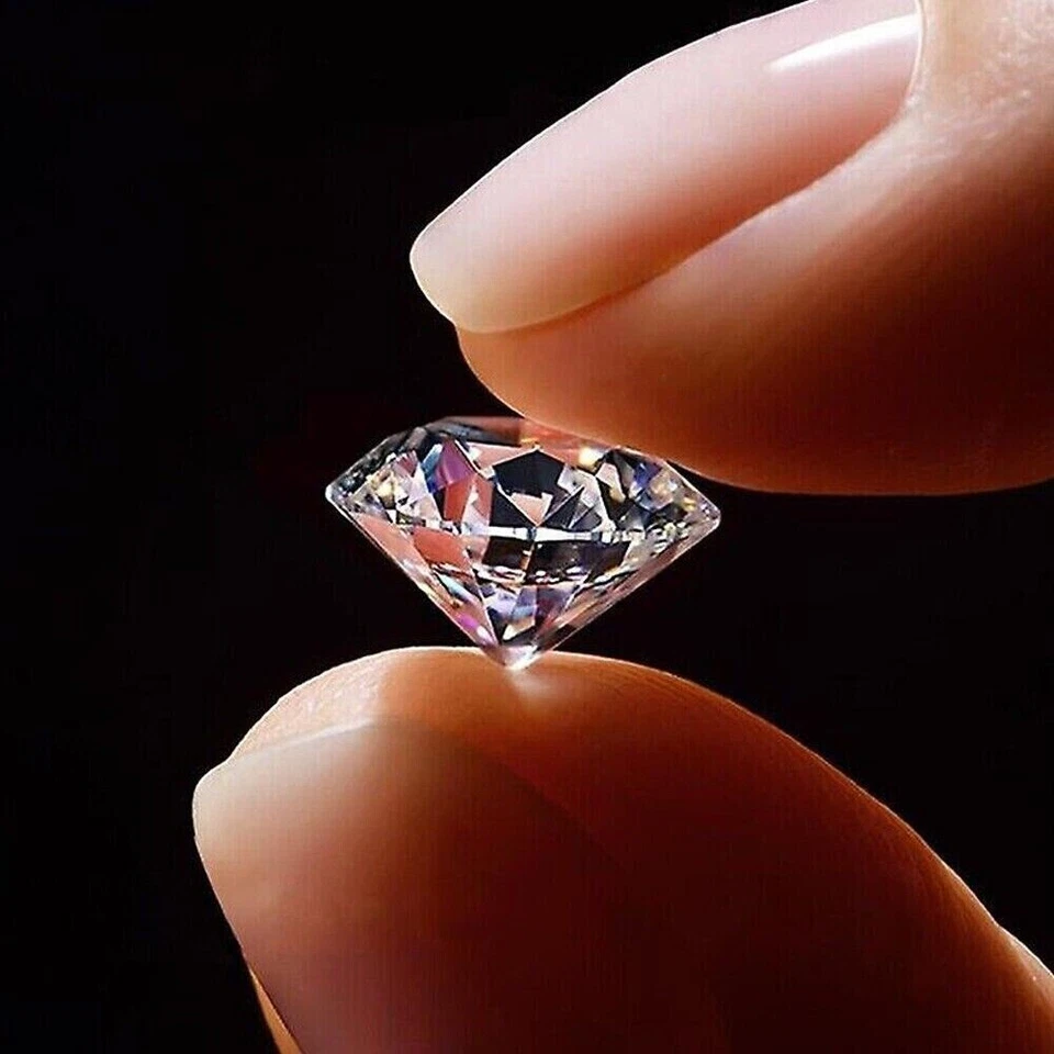 Colgante de moissanita de corte redondo personalizado con letra C enchapado en oro amarillo de 14 K para hombre de 3,50 quilates Foto 4 de 4