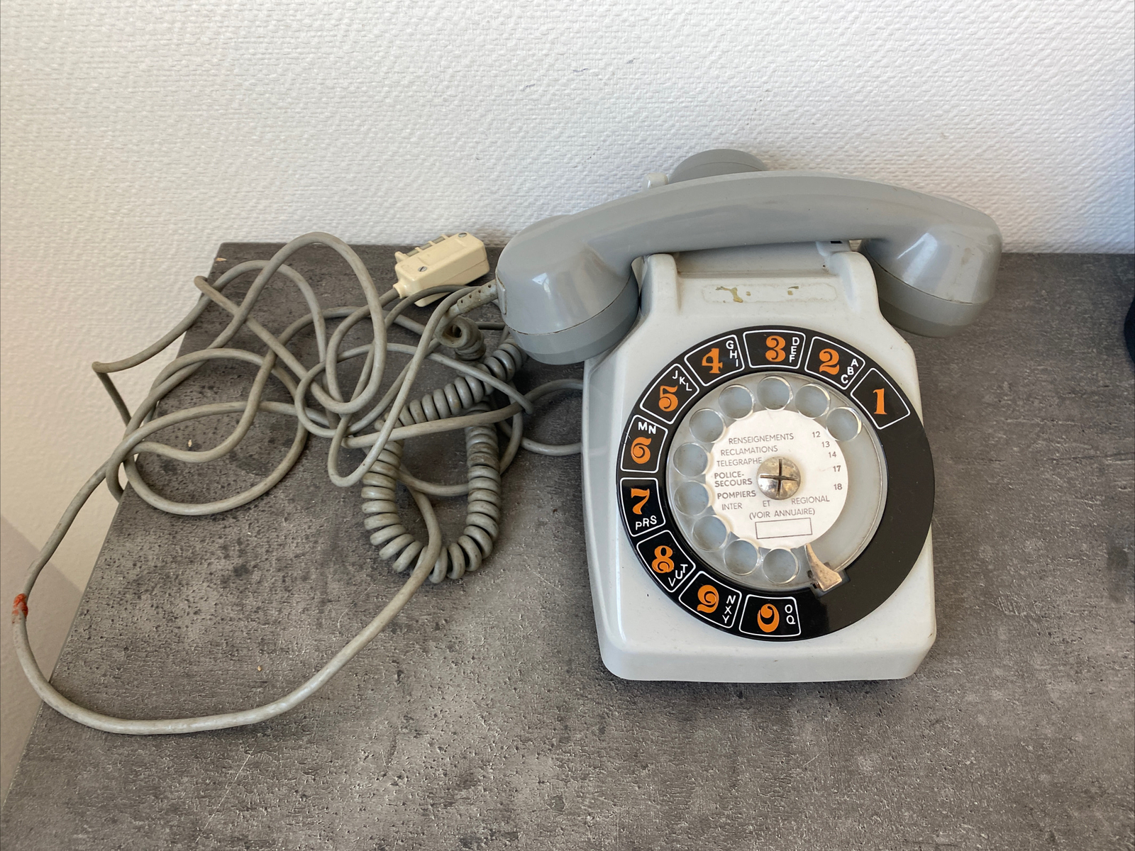 Ancien téléphone fixe à cadran Socotel S 63 gris déco rétro Ancien téléphone fixe à cadran Socotel S 63 gris déco rétro