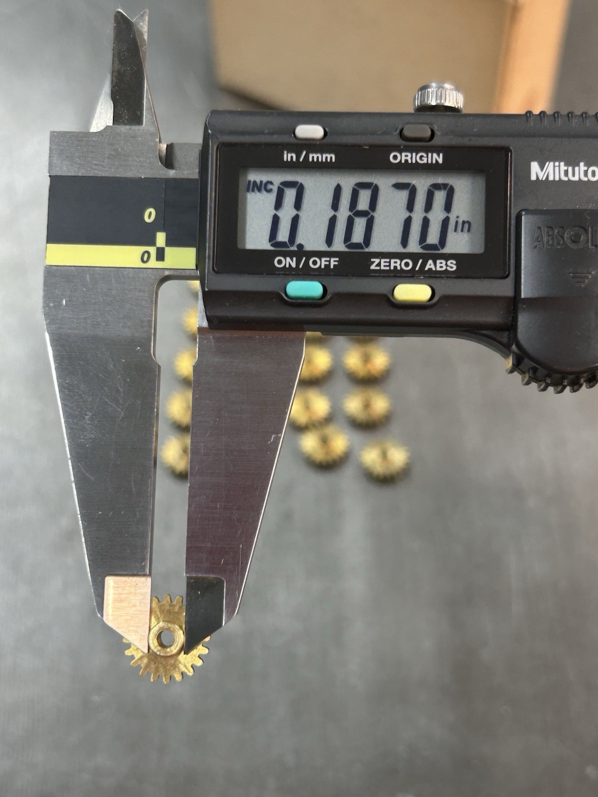 QTY 1 KEMTRON BRASS PINION GEAR 48 PITCH 20 TEETH 3/32" BORE SLOT CAR / RAILROAD