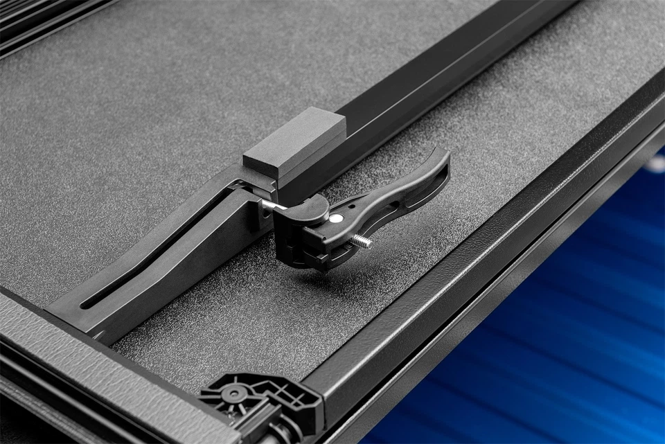 Lund 969353 Lund Hard Fold Tonneau Foto 3 de 4