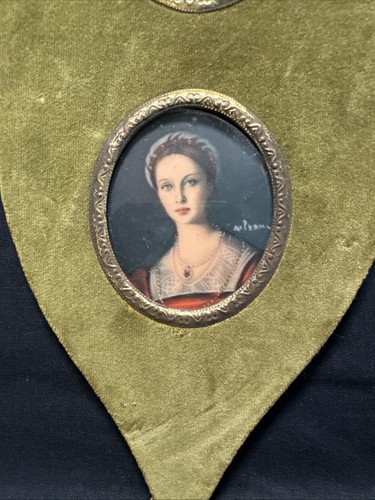 Antiguo par victoriano de trío retratos en miniatura marco dorado fieltro de terciopelo verde - Imagen 3 de 10